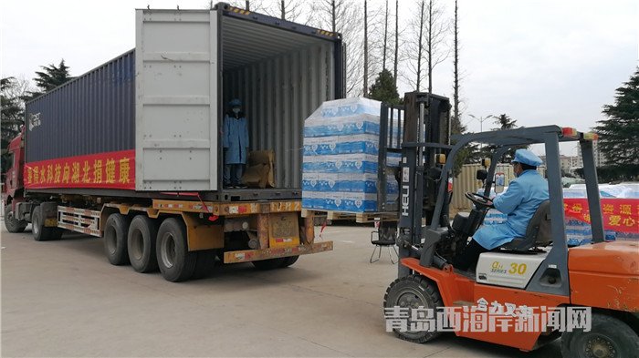 首批包裝直飲水裝車發(fā)運。孫啟攝.jpg