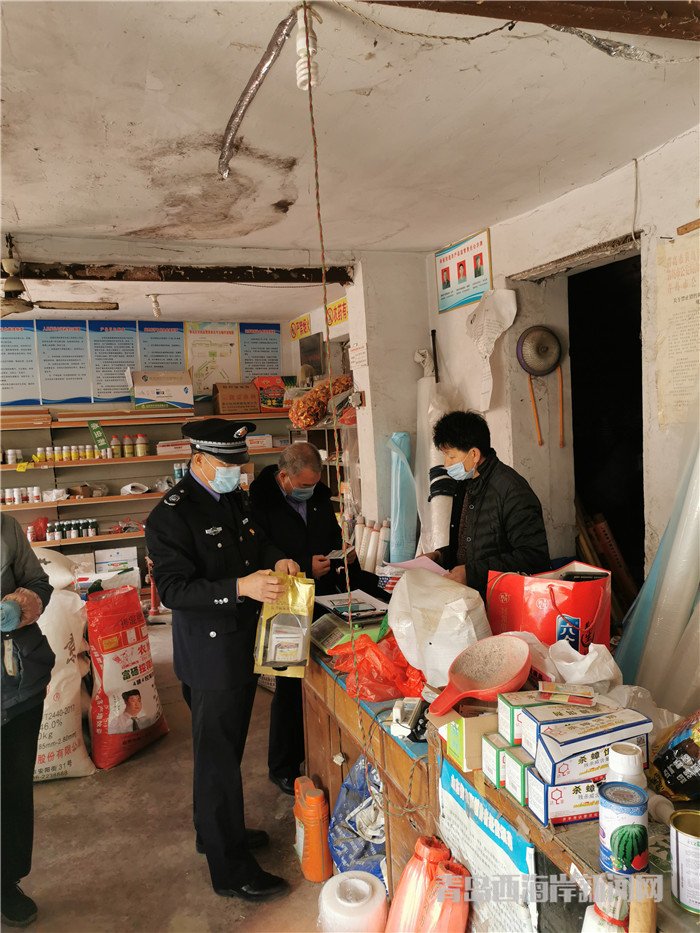 圖1為西海岸新區(qū)農(nóng)業(yè)綜合行政執(zhí)法大隊(duì)執(zhí)法人員在辛安街道農(nóng)藥店檢查。.jpg