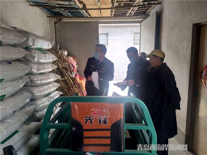 圖為西海岸新區(qū)農(nóng)業(yè)綜合行政執(zhí)法大隊(duì)執(zhí)法隊(duì)員在檢查肥料經(jīng)營(yíng)情況。.jpg